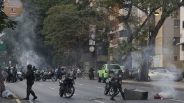 Maduro responsabilizó a Henrique Capriles, quien convocó a un cacerolazo y movilizaciones ante las oficinas del ente electoral en el país.
