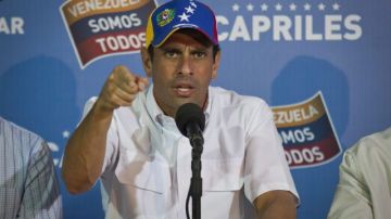 El candidato presidencial de la oposición venezolana, Henrique Capriles, habla con la prensa en Caracas (Venezuela).