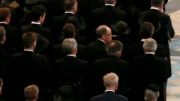 Familiares de Margaret Thatcher caminan tras su ataúd al terminar la misa en la Catedral de San Pablo, en Londres.