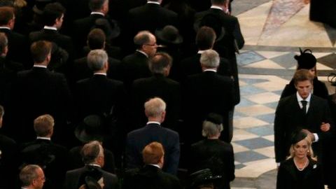 Familiares de Margaret Thatcher caminan tras su ataúd al terminar la misa en la Catedral de San Pablo, en Londres.