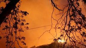 Bombertos combaten el incendio de una vivienda en West, Texas, ocurrido durante la explosión e incendio de una fábrica de fertilizantes cercana.