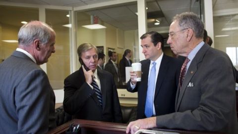 Los senadores republicanos por Indiana, Dan Coats (i), Carolina del Sur, Lindsey Graham (2i),Texas Ted Cruz (2d) y Iowa, Chuck Grassley (d) durante el debate hoy sobre el control de armas celebrado en el Capitolio.