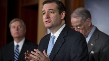 El senadore republicano por Texas, Ted Cruz (c) se dirige a los medios de comunicación durante una rueda de prensa en el Capitolio, Washington.