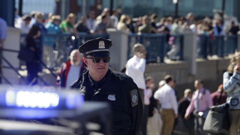 Cientos de personas permanecen a las afueras de la corte federal en Boston.