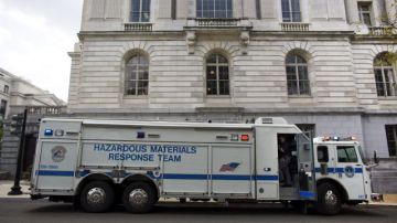 La policía del Capitolio de Estados Unidos cierra parte de dos edificios de oficinas del Senado tras recibir informes sobre dos paquetes sospechosos, en Washington, EEUU.