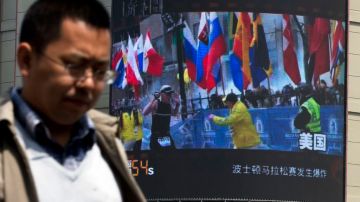 En pantallas gigantes se reporta en China sobre la muerte de una ciudadana suya en los atentados terroristas del maratón de Boston.