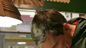 Un contribuyente de Nueva Jersey se dispone a enviar su declaración de impuestos.