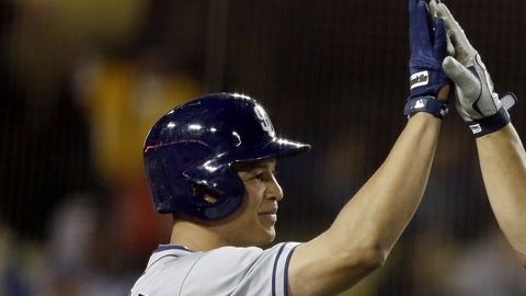 Kyle Blanks (d) celebra su cuadrangular que ayudó al triunfo de los Padres.