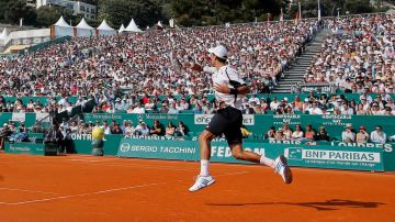 Exigiendo a su tobillo derecho, Novak Djokovic avanza en Montecarlo, al igual que el español Rafa Nadal.