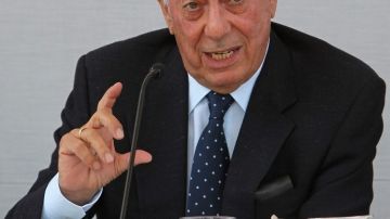 El Nobel de literatura, Mario Vargas Llosa, mencionó que los intelectuales deben participar más en la política.