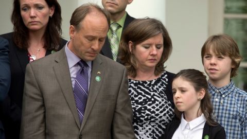 Familiares de las víctimas en la masacre en la escuela de Newtown, a la salida del Senado donde ayer fue derrotada una iniciativa para el control de armas.
