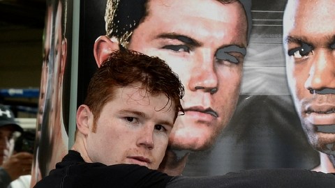 Saúl 'Canelo' Alvarez durante un entrenamiento para la prensa, con miras a su pelea del sábado con Austin Trout (derecha en el poster de promoción).
