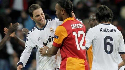 El marfileño Didier Drogba (12), del Galatasaray, felicita al argentino Gonzalo Higuaín (20) del Real Madrid, en el cotejo que los merengues clasificaron a las semifinales de la Champions. También aparece el alemán Khedira (6).