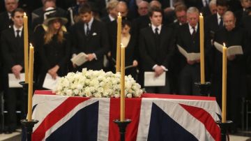 El féretro de la fallecida exprimera ministra británica Margaret Thatcher preside la misa de funeral celebrada en la Catedral de San Pablo en Londres.