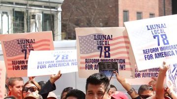 Inmigrantes en una manifestación en NY en apoyo a la reforma.