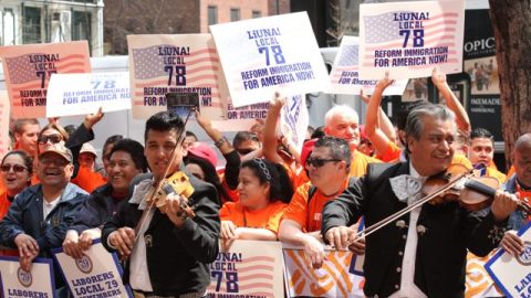Inmigrantes en una manifestación en NY en apoyo a la reforma.