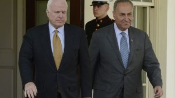 El senador republicano por Arizona John McCain (i) y el senador demócrata por Nueva York Charles Schumer, (d) salen de la Oficina Oval después de su reunión con Obama sobre la reforma migratoria.