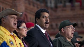 Maduro (c) y Cabello (i) anunciaron que la oposición podría perder voz y voto en la Asamblea de no reconocer su derrota electoral.