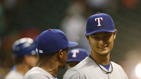 El jugador de los Rangers, Yu Darvish (d) durante el juego de la MLB ante los Astros en el Minute Maid Park de Houston, Texas (EEUU).