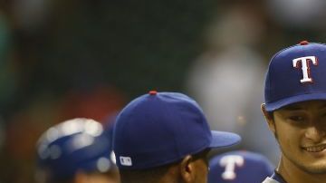 El jugador de los Rangers, Yu Darvish (d) durante el juego de la MLB ante los Astros en el Minute Maid Park de Houston, Texas (EEUU).