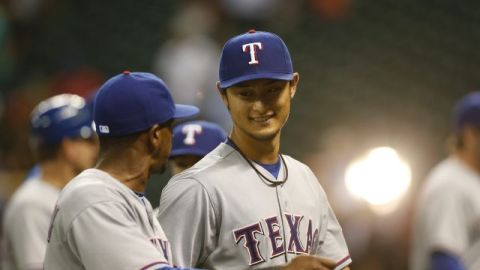 El jugador de los Rangers, Yu Darvish (d) durante el juego de la MLB ante los Astros en el Minute Maid Park de Houston, Texas (EEUU).