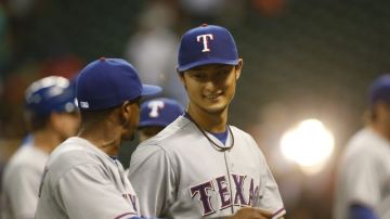 El jugador de los Rangers, Yu Darvish (d) durante el juego de la MLB ante los Astros en el Minute Maid Park de Houston, Texas (EEUU).