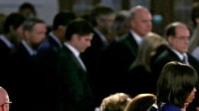 El presidente estadounidense Barack Obama y su mujer, Michelle Obama (2d), asisten a la ceremonia celebrada en la catedral católica de la Santa Cruz, Boston.
