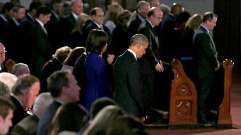 El presidente estadounidense Barack Obama y su mujer, Michelle Obama (2d), asisten a la ceremonia celebrada en la catedral católica de la Santa Cruz, Boston.