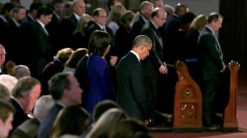 El presidente estadounidense Barack Obama y su mujer, Michelle Obama (2d), asisten a la ceremonia celebrada en la catedral católica de la Santa Cruz, Boston.