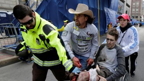 Esta es una de las fotos en las que se ve a Arredondo rescatando a la víctima Jeff Bauman.