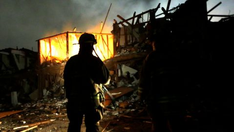 Un bombero intentaba ver entre las llamas si alguna persona necesitaba ser rescatada esta madrugada en Waco, Texas.