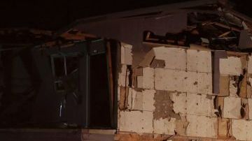 Los equipos de rescate trabajan en un complejo de apartamentos dañado después de la explosión de una planta de fertilizantes en las inmediaciones de West, una ciudad cerca de Waco, en el oeste de Texas.