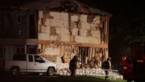 Los equipos de rescate trabajan en un complejo de apartamentos dañado después de la explosión de una planta de fertilizantes en las inmediaciones de West, una ciudad cerca de Waco, en el oeste de Texas.