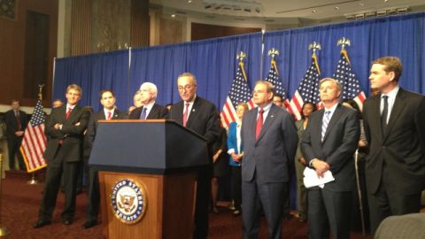 El 'Grupo de los Ocho' senadores reunidos ayer en una conferencia de prensa  sobre la reforma migratoria (de izq. a der.): Flake, Rubio, Durbin,  McCain, Schumer, Menéndez, Graham y Bennet.