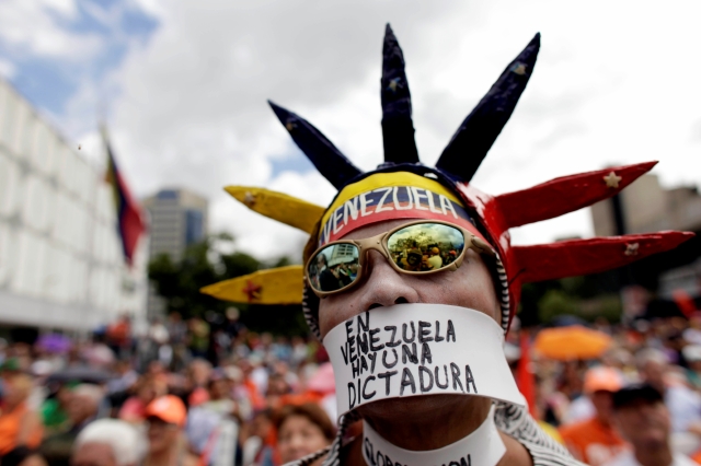 Un opositor al gobierno del presidente Maduro durante una de las manifestaciones en Caracas.