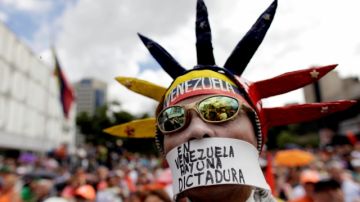 Un opositor al gobierno del presidente Maduro durante una de las manifestaciones en Caracas.