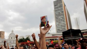 Grupos chavistas marcharon frente al Consejo Nacional Electoral para apoyar al presidente Nicolás Maduro.
