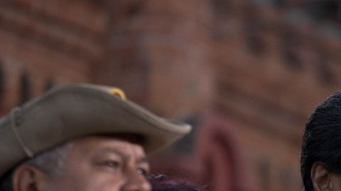 Maduro (c) y Cabello (i) anunciaron que la oposición podría perder voz y voto en la Asamblea de no reconocer su derrota electoral.