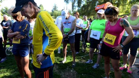 Atletas en un evento de recordación en Boston por las víctimas de los atentados.