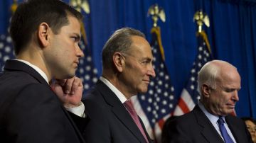 El senador republicano por la Florida Marco Rubio (i), el demócrata de Nueva York Chuck Schumer (c) y el republicano de Arizona John McCain, miembros del llamado "Grupo de los ocho", durante una conferencia celebrada ayer.