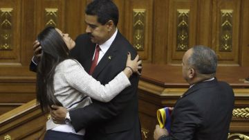 Nicolás Maduro se abraza a María Gabriela, una de las hijas del fenecido presidente Hugo Chávez.