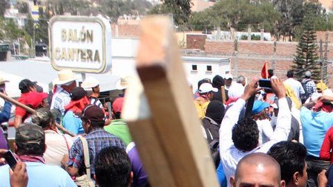 Los maestros bloquearon 19 horas la autopista del Sol.