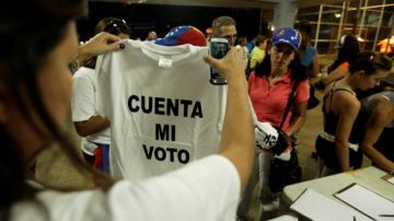 Venezolanos residentes en otros países, como estos que residen en Ciudad de Panamá, también han reclamado que se cuenten los votos depositados en las elecciones presidenciales.