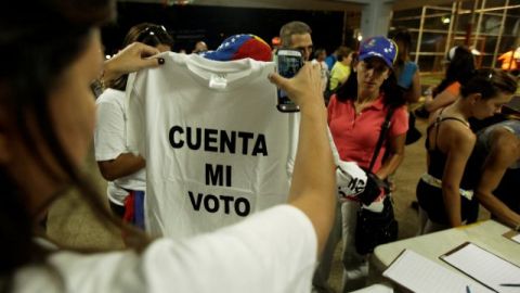Venezolanos residentes en otros países, como estos que residen en Ciudad de Panamá, también han reclamado que se cuenten los votos depositados en las elecciones presidenciales.