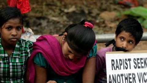 Protestan en Nueva Delhi contra el abuso de menores.