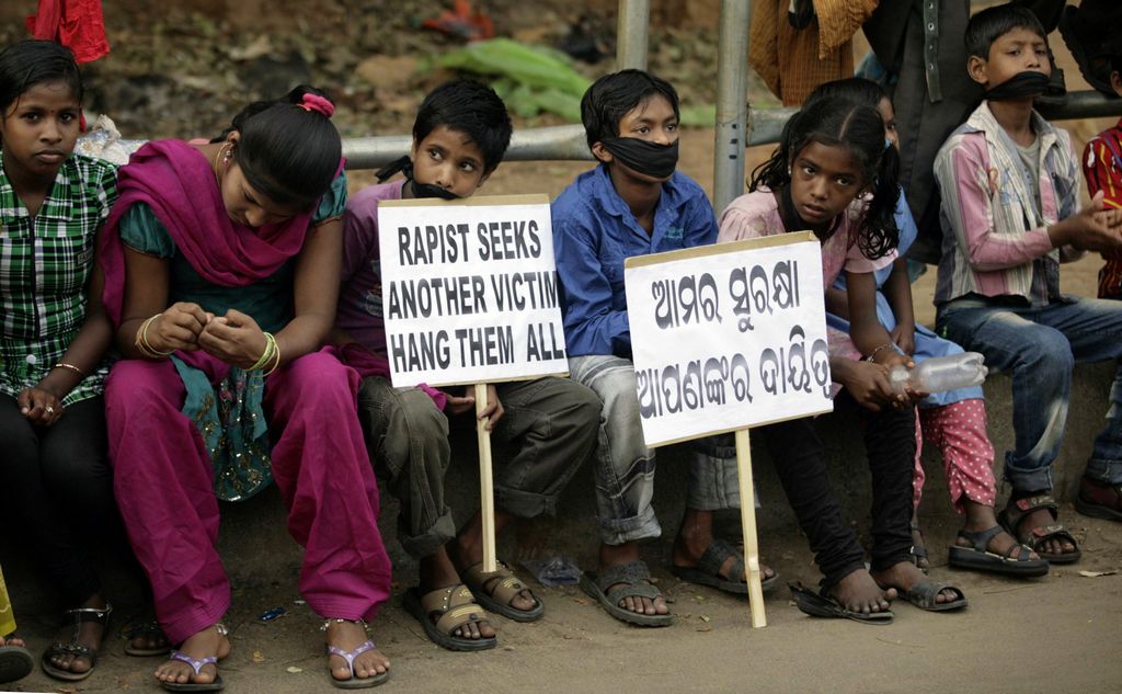 Protestan en Nueva Delhi contra el abuso de menores.
