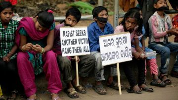 Protestan en Nueva Delhi contra el abuso de menores.