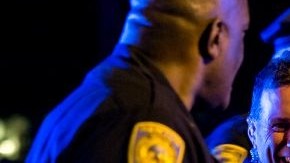 Policías celebran haber apresado al terrorista sospechoso de las explosiones en el maratón de Boston.