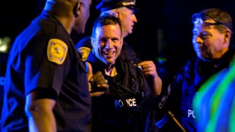 Policías celebran haber apresado al terrorista sospechoso de las explosiones en el maratón de Boston.