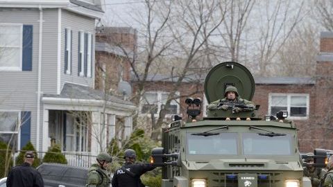 Vehículos militares y de los cuerpos de emergencia recorren las calles de Watertown, cerca de Boston.